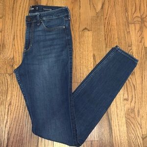 Hollister Classic Stretch- High-Rise Super Skinny— Size 7Long (W28, L32)